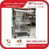 xe đẩy inox 30*40 3 tầng 2 vòng thau DCG25 2 Xe đẩy inox 30x40 3 tầng 2 vòng thau DCG25 là sản phẩm nhỏ gọn, làm từ inox cao cấp, chống gỉ sét, gồm 3 tầng và 2 hộc tròn. Xe có 4 bánh xoay linh hoạt, phù hợp vận chuyển dụng cụ y tế, thực phẩm hoặc đồ dùng trong môi trường bệnh viện, nhà hàng, và nhà bếp công nghiệp.